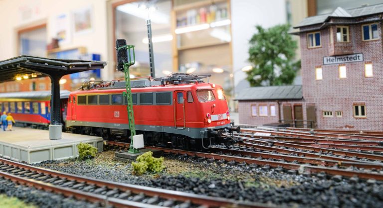 Bespannt wird der Zug nach Salzburg von einer Bügelfalte.